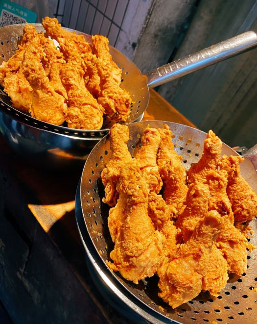 大哥卖烤鸡腿月入万元,小伙在街上卖炸鸡腿