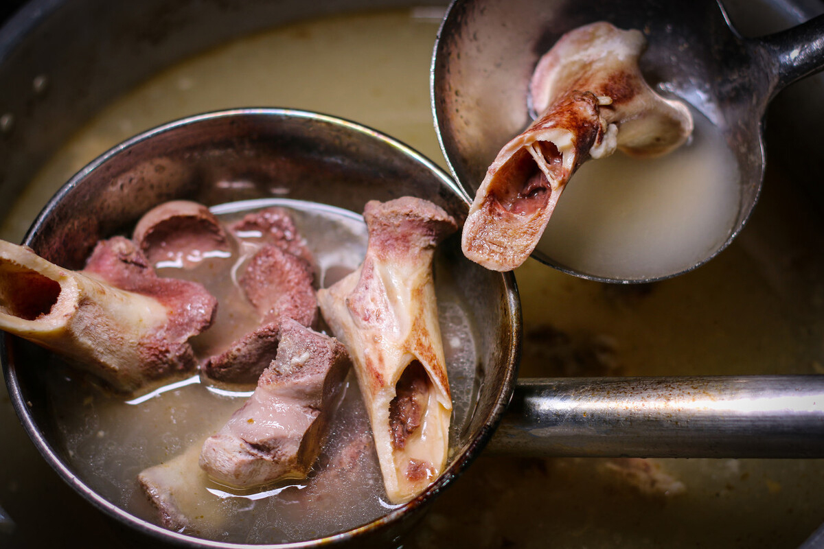 高汤不是“万能汤”，怎么熬才能又白又鲜，做法、用途讲究很多