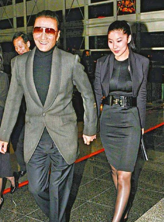 谢贤从年轻到老的视频,谢贤一年赚一栋楼