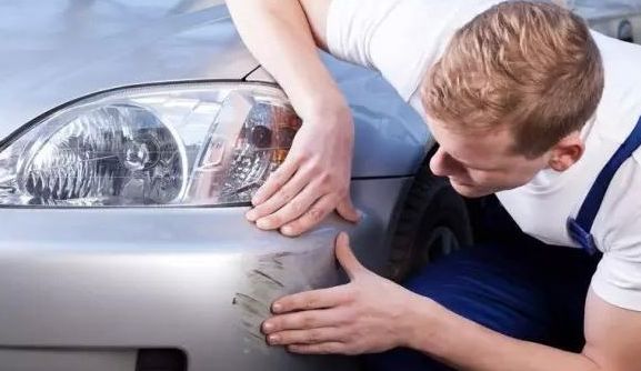 汽车停路边被刮了怎么赔付,车子停着被刮蹭这是有多倒霉