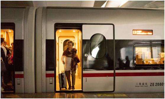 72岁奶奶平面模特,70岁奶奶惊艳超模坚持走秀9年