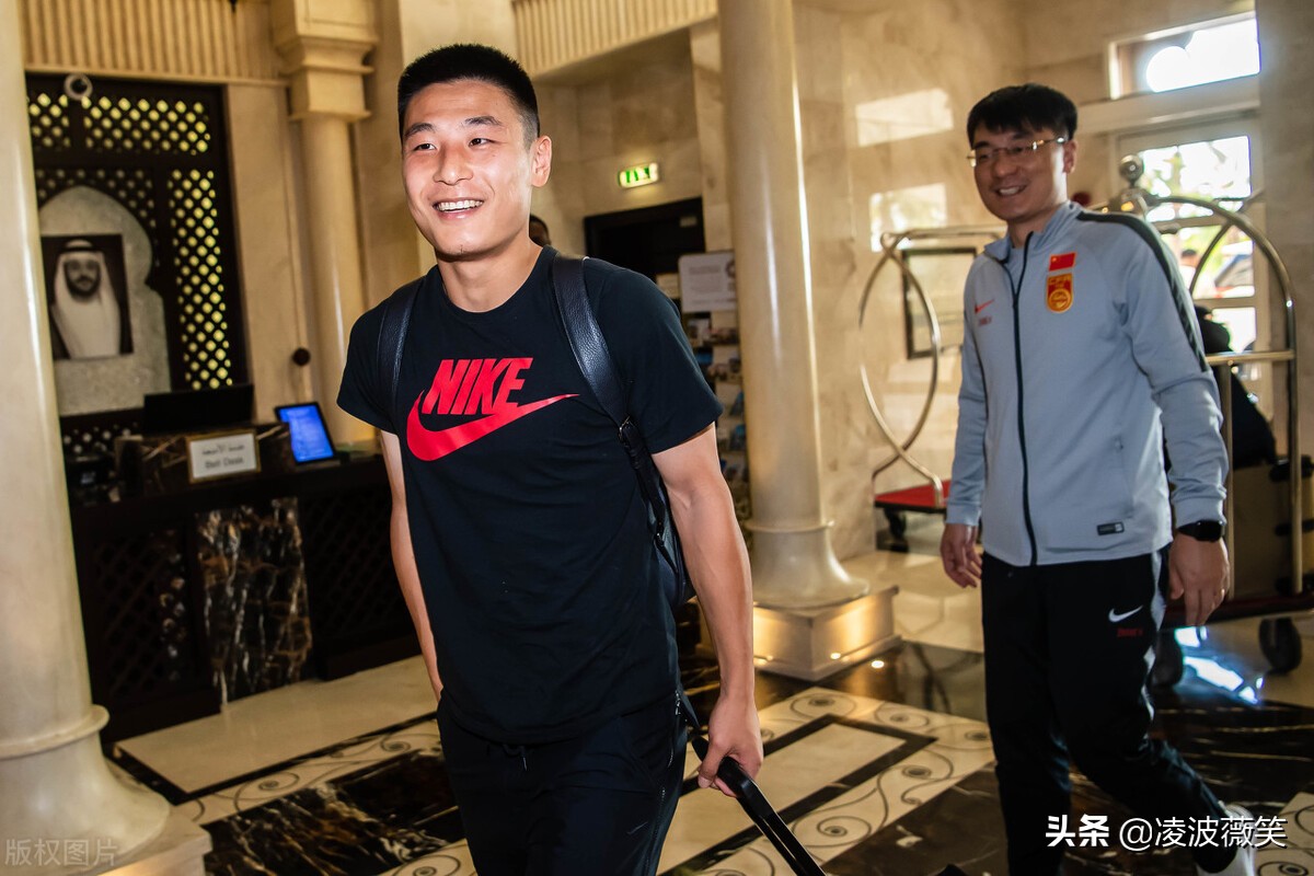 国足抵达泰国后获大量球迷接机,国足赴阿联酋沙迦