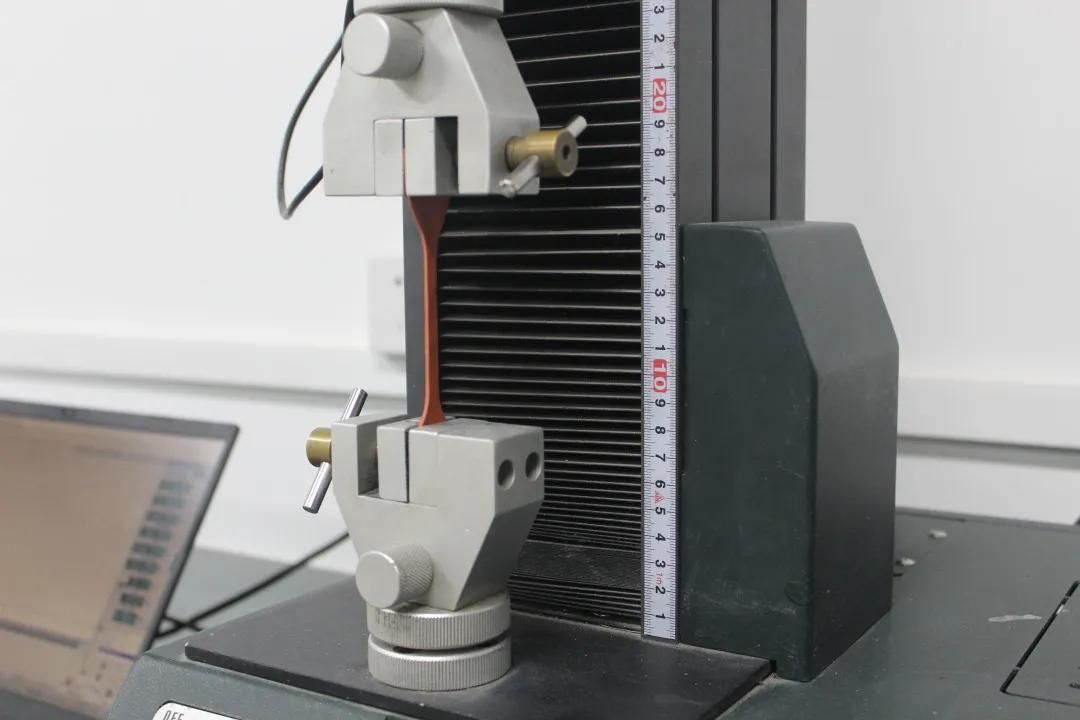 滴水不漏的建筑“雨衣”∣吉美帮红橡胶屋面外露专用防水评测