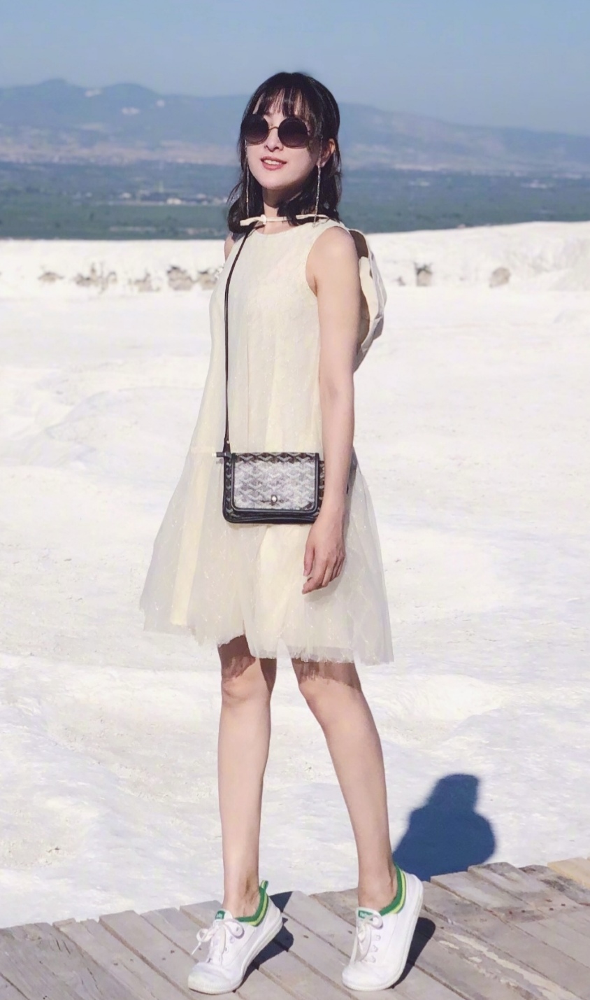 马苏无惧别人眼光，硬穿抹胸礼服“撑”出凹凸感，弯腰瞬间太撩人