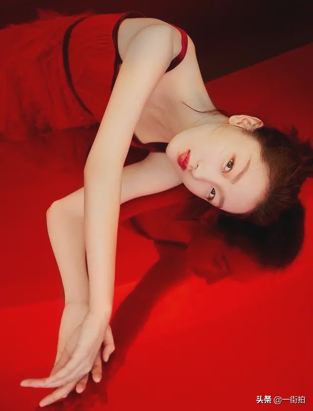 周冬雨穿奶茶色抹胸礼裙出席活动,周冬雨显瘦西装裤