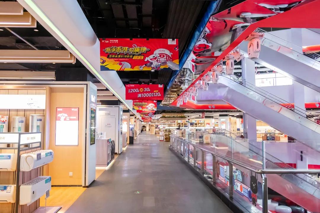 快来感受新潮澎湃，一起前往京东超体购痛快