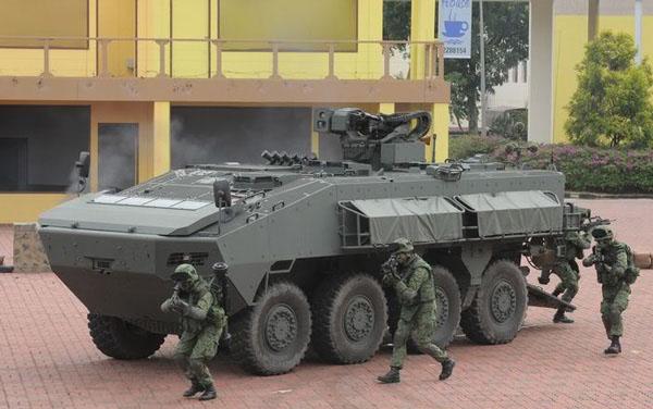 摩天大楼上面的机械怪兽,摩天大厦狂暴巨兽视频