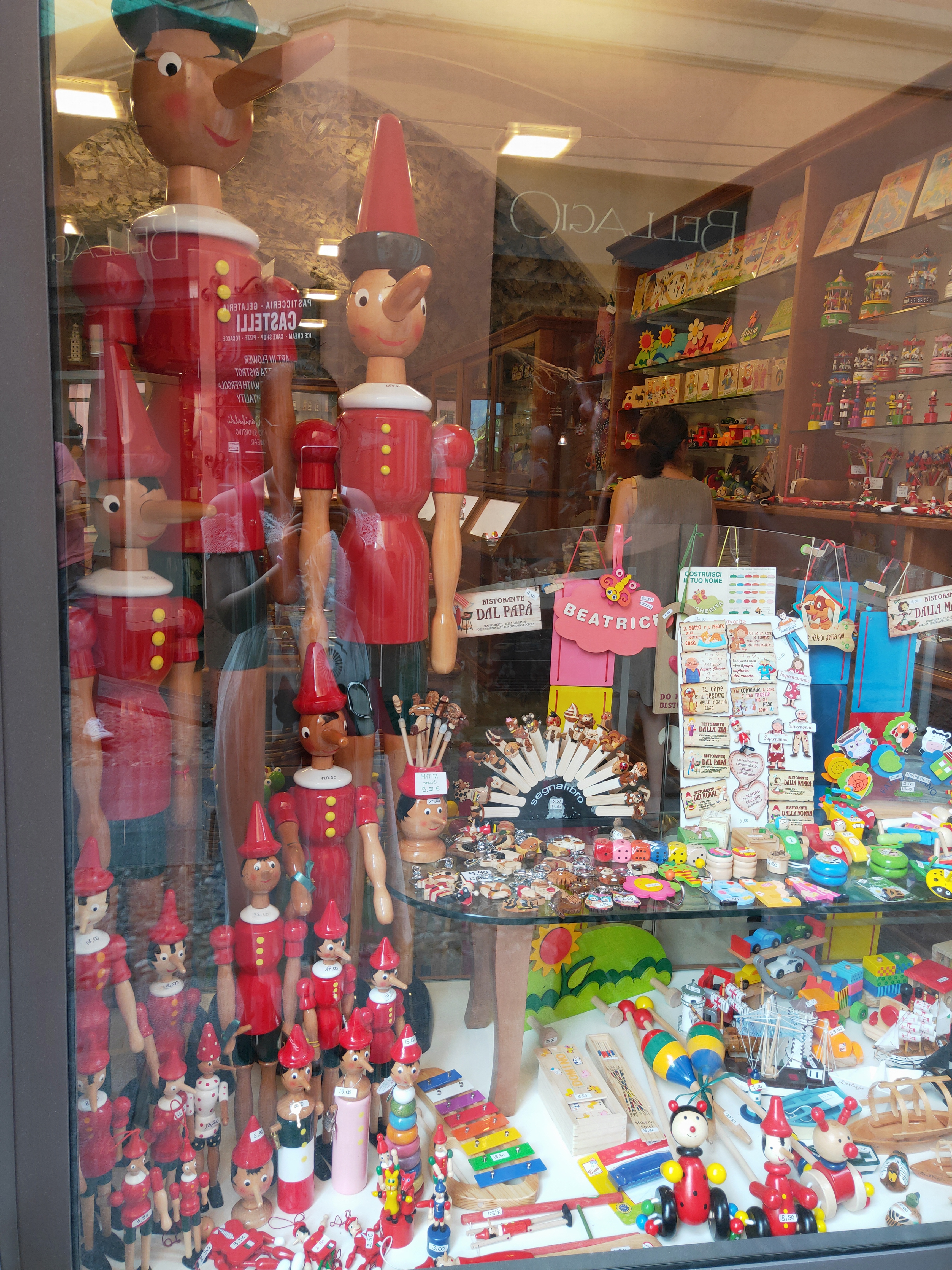 贝拉焦（Bellagio），意大利在左，瑞士在右，晨光熹微，岁月静好