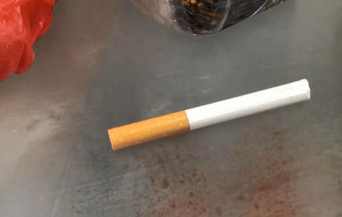 冰箱里放支烟能解决大问题,冰箱里放烟有什么用