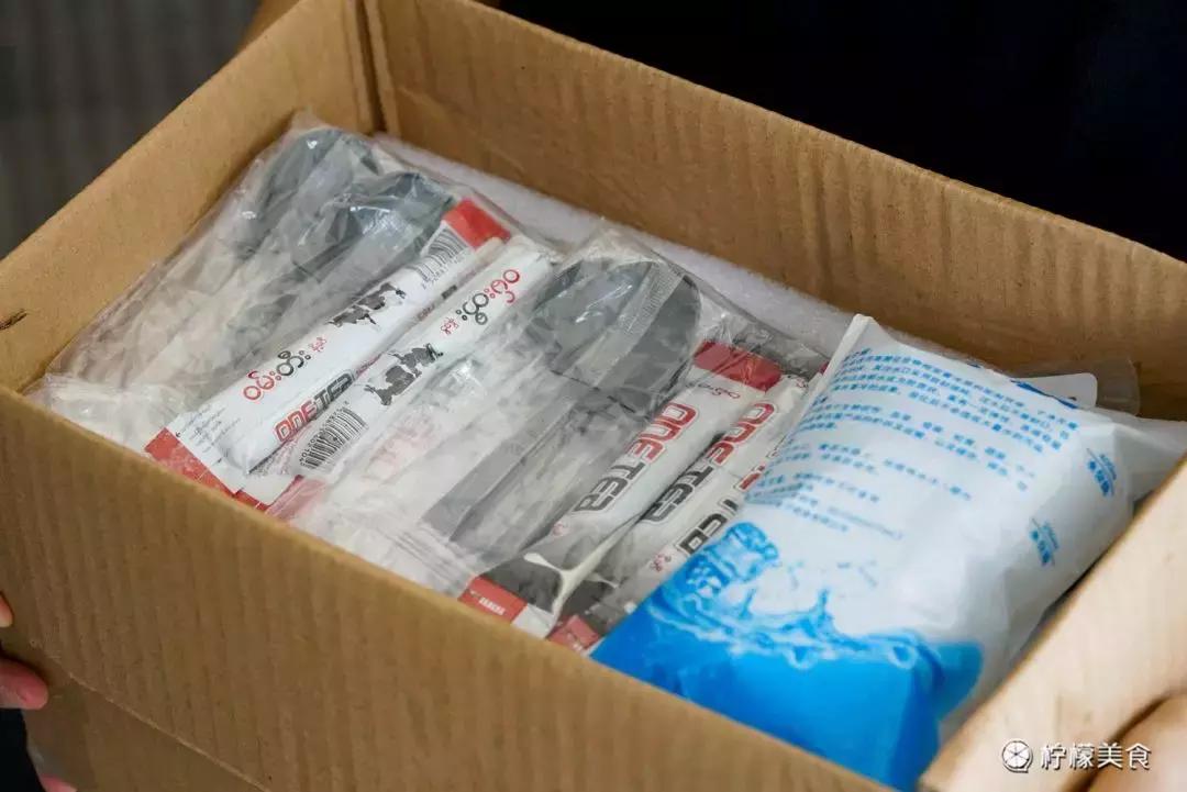 74岁的他,把一半的人生交给了这碗「黑暗甜品」