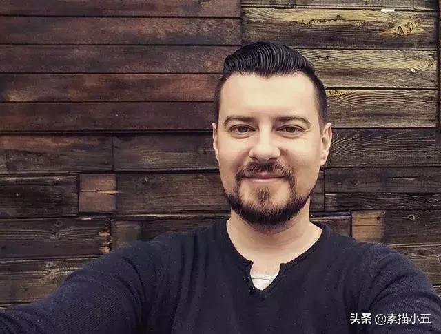 他画的素描无与伦比,他画的画栩栩如生让人拍案叫绝