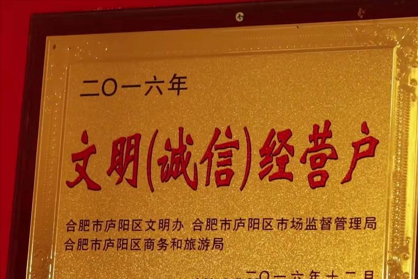 大叔坚持28年卖小吃每天限量350个,80后大叔卖特色小吃