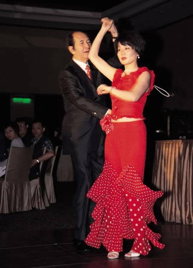 何鸿燊的传奇情史,和5个女人纠缠79年之久,风流半生却无一真爱