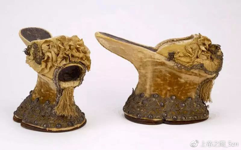 百褶裙长筒袜高跟鞋,高跟鞋配长筒袜与淑女裙