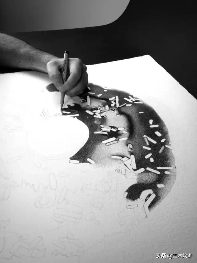 用1支针管笔点画了200小时，结果很惊人