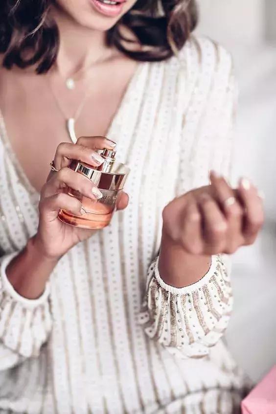 香奈儿蔚蓝香水淡香好还是浓香好,什么香水好闻又持久女人淡香型