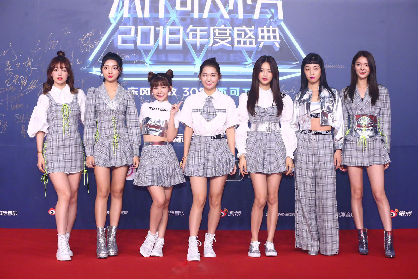 杨超越和鞠婧祎谁的衣品好,鞠婧祎和杨超越撞衫蓝色衣服