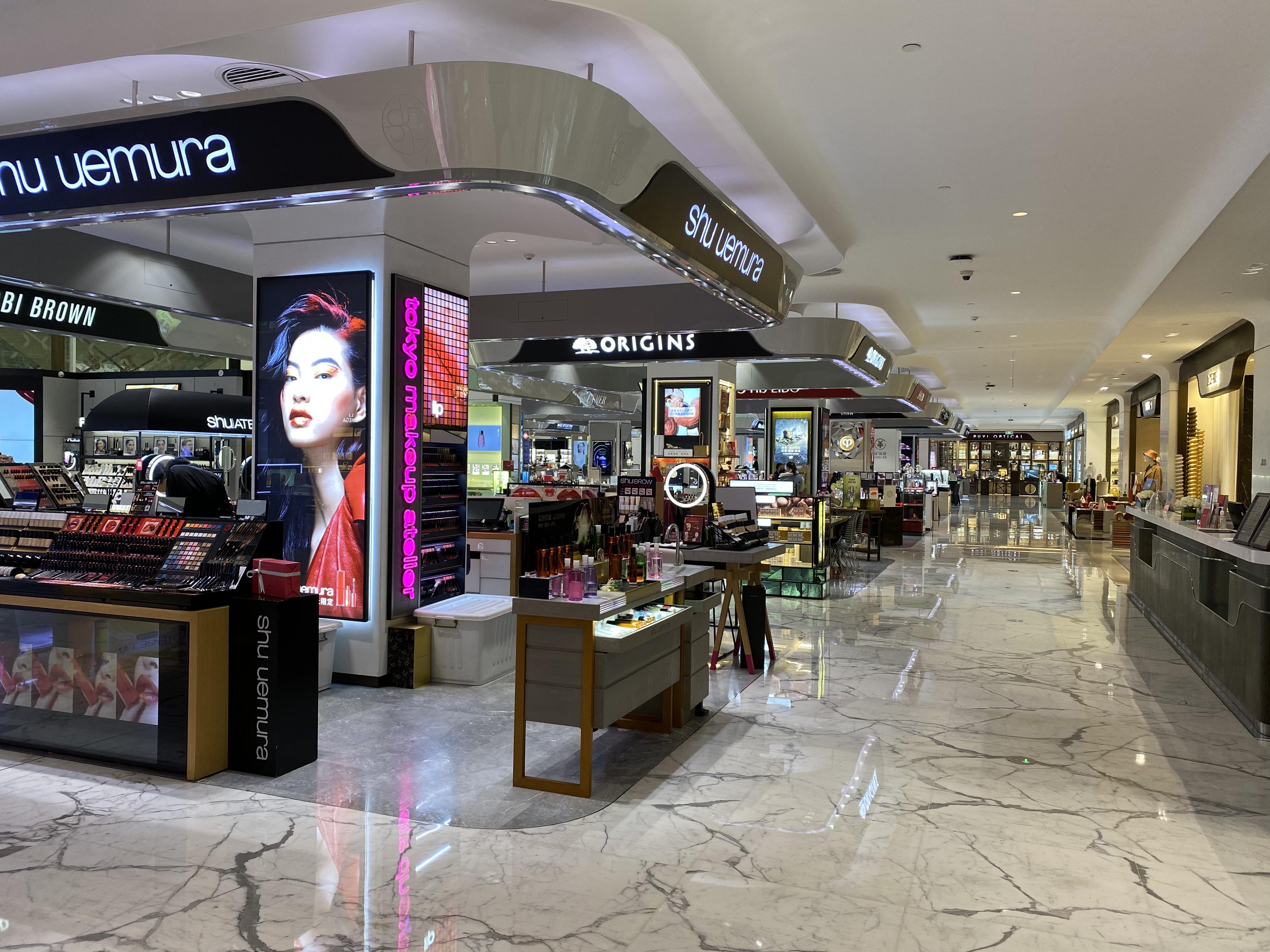 每天进店客人十个手指能数清，上一天休三天，盼着客人咨询，疫情中的奢侈品店员：从来没像现在这么想开工