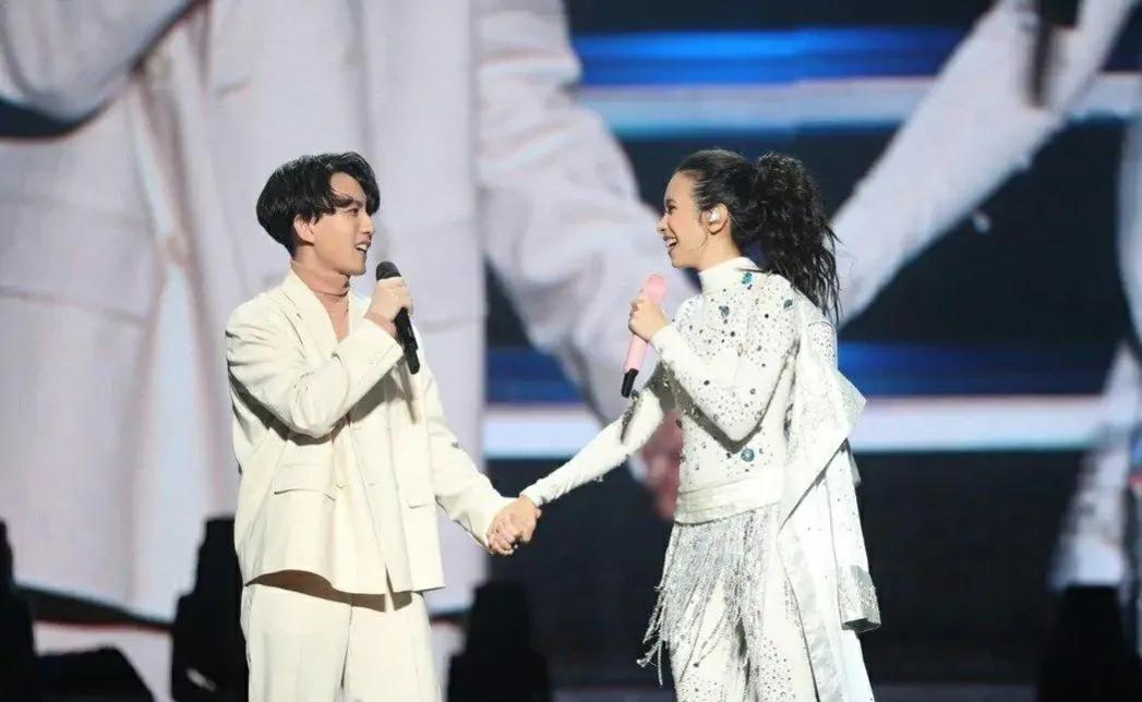 百搭天后莫文蔚，除言承旭外盘点与她舞台上合作过的男明星