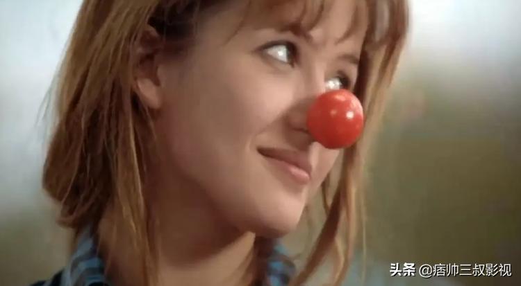 梨涡浅笑，美丽动人的苏菲玛索用她标志性的笑容融化有情郎