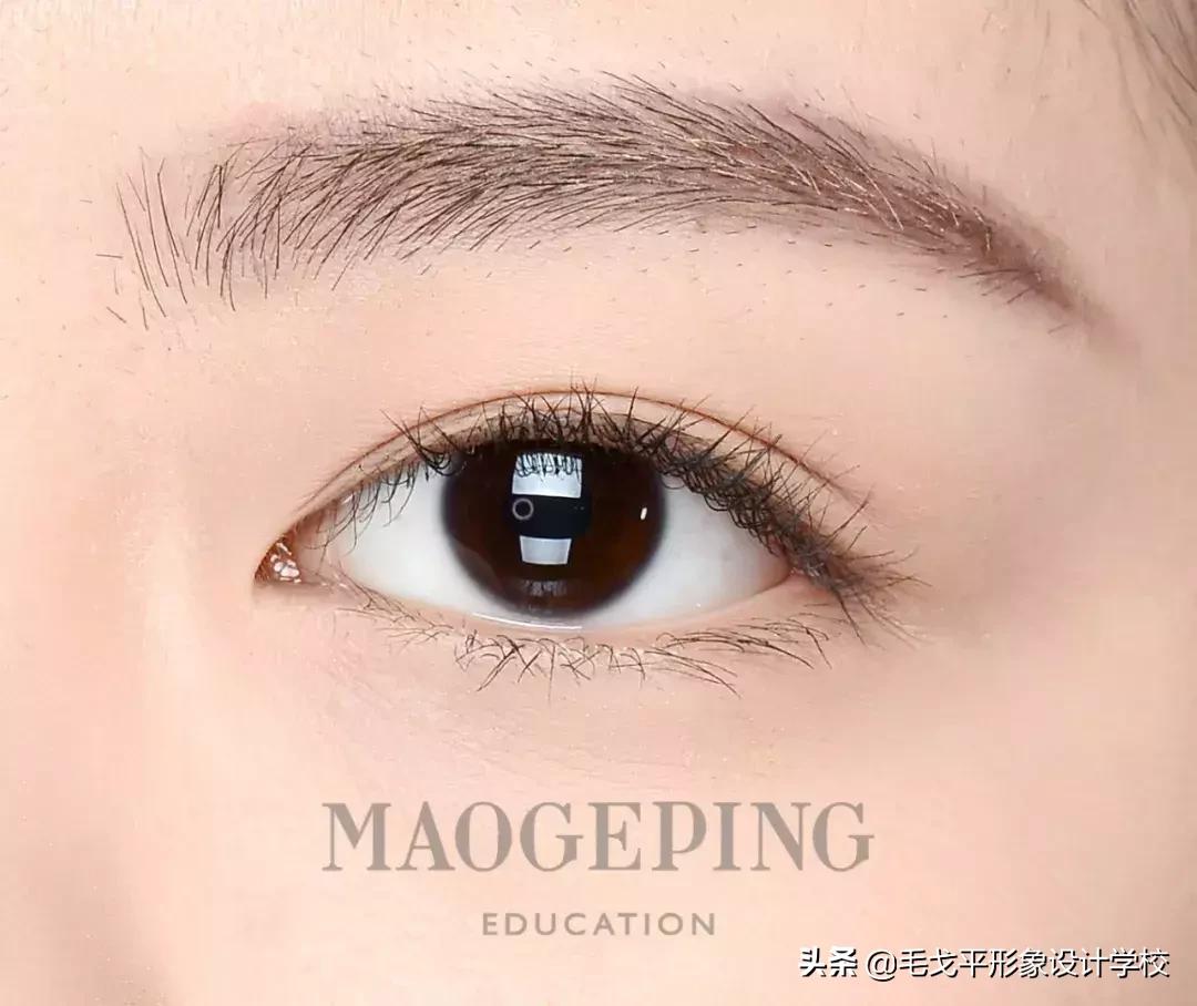 眼线一画上就晕染,眼线一笔画完视频