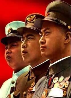 我军是哪年灰军装换装黄军装的,中国人民解放军几次换装的时间