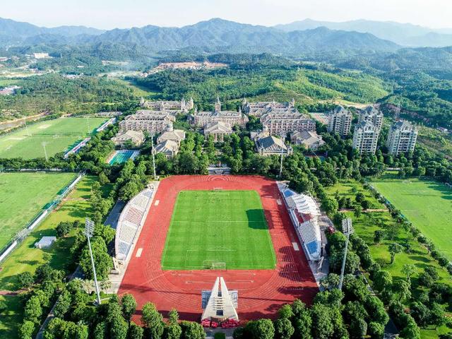 恒大足校教足球,恒大足校挖青训