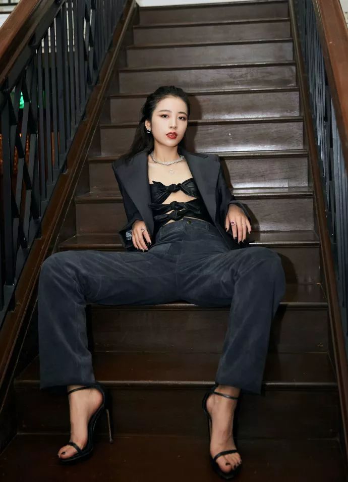 周雨彤蝴蝶结礼服,周雨彤新戏互撩