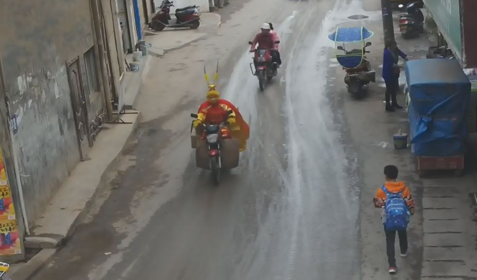 齐天大圣街头,齐天大圣骑车未戴头盔被拦