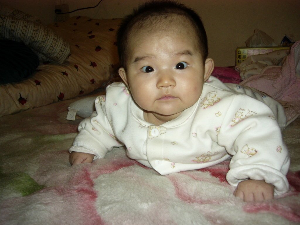 新生儿怎么预防眼睛有斜视,为什么新生儿看人都斜眼