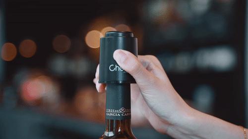 开红酒神器毫不费力的就开动了,有没有不用开瓶机打开红酒的方法