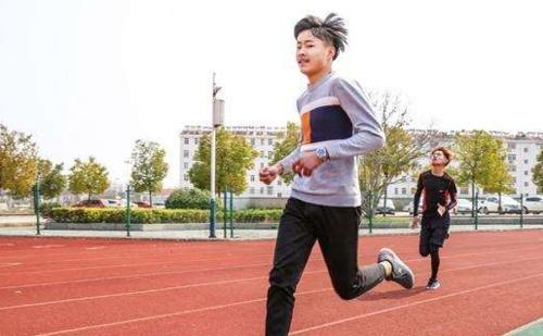 初中男生自以为超帅的行为,男生很low的表现