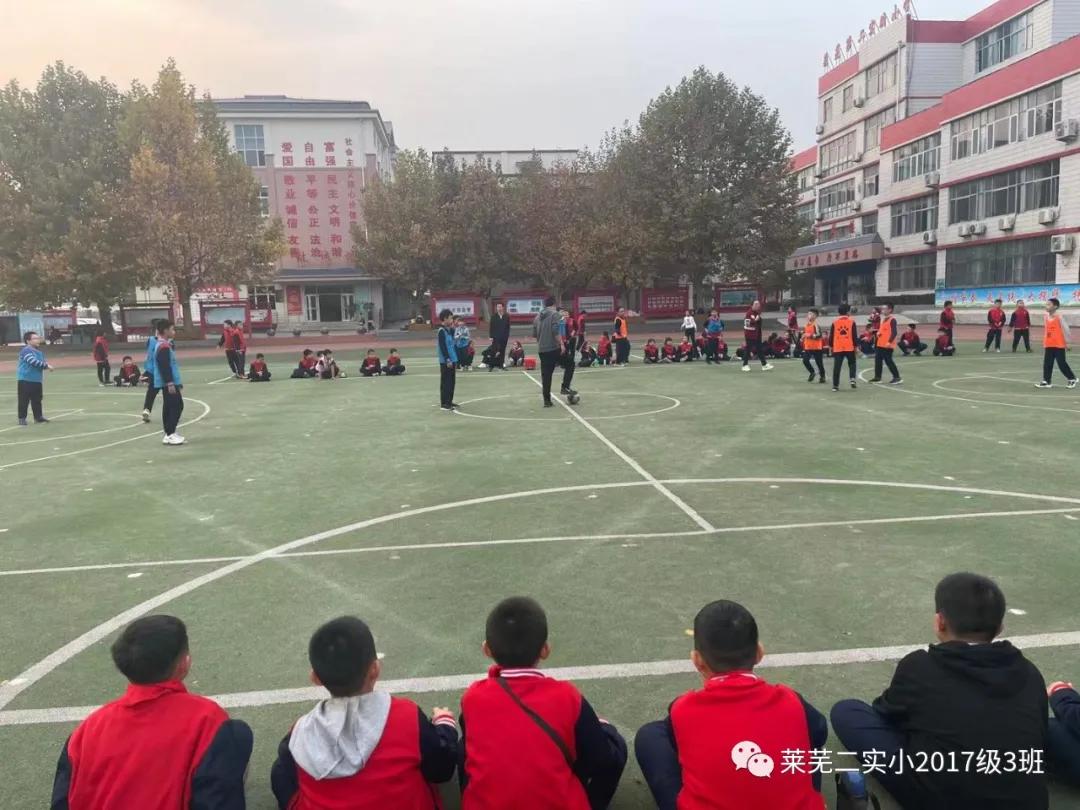 祝贺足球队获胜,庆祝足球队胜利