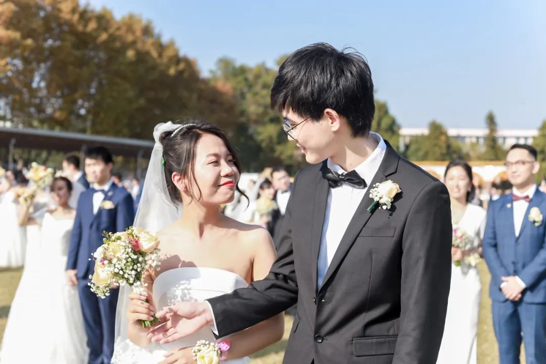 李兰娟致敬院士视频,致敬李兰娟院士的诗朗诵