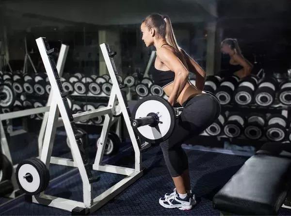 女生害怕力量做多变成大肌肉块，1分钟告诉你真假