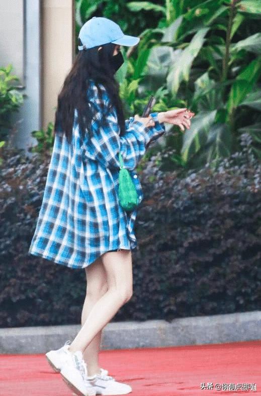 杨幂纱布,杨幂包裹严实低头疾走