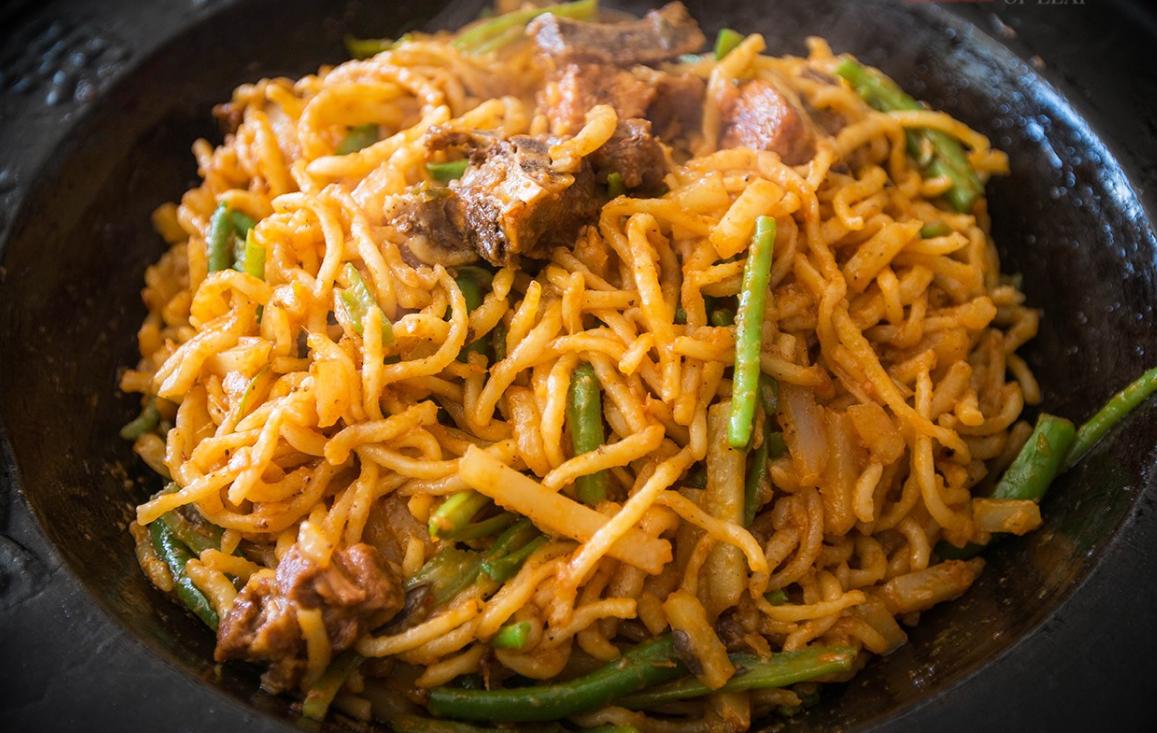 鄂尔多斯这家铁锅焖面,一锅89块钱,店里10个炉子同时焖仍不赶趟