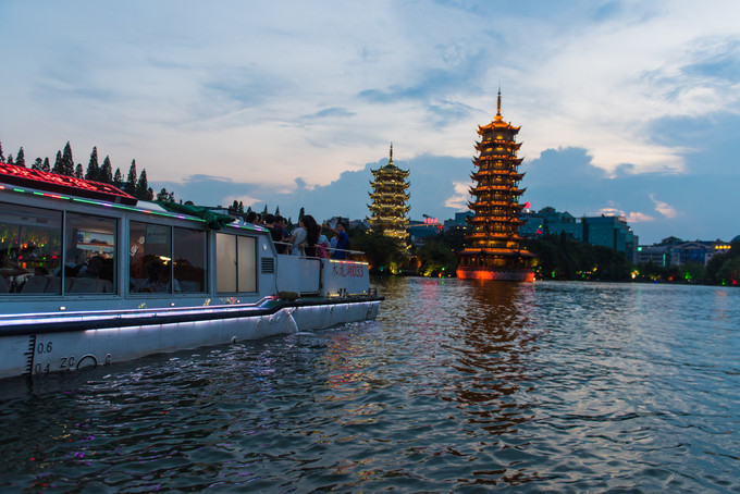 夜游漓江两江四湖感受,夜游桂林两江四湖双塔图片