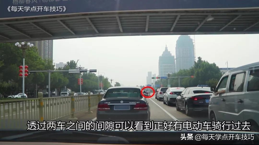 绿灯时前车过线变红灯要继续走吗,绿灯后轮过线变红灯能继续行驶吗