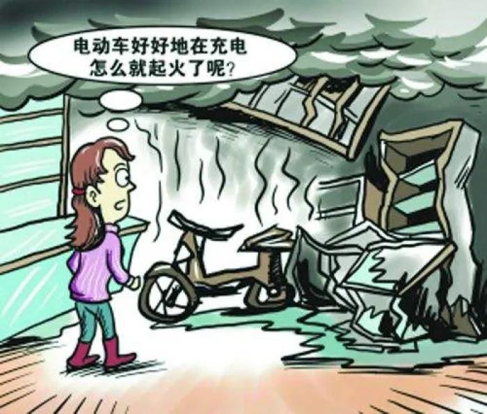 凌晨居民楼内电动车起火,小区车库起火几十辆电动车被烧