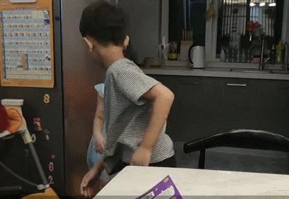 男生太难了，拳霸李*荣大**竟然被一个娇小的女生疯狂追着打？