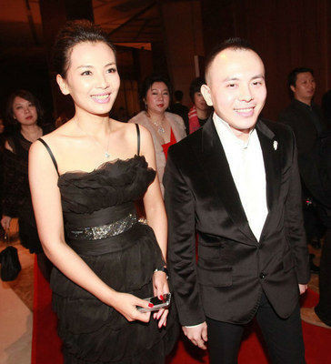 王珂做生意疑亏12亿，再加上父亲去世，刘涛深夜发博引人心疼