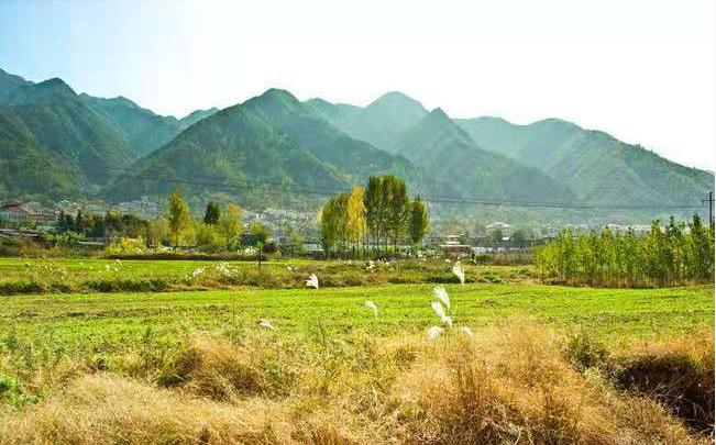 被大山围住的县城,被大山包围了