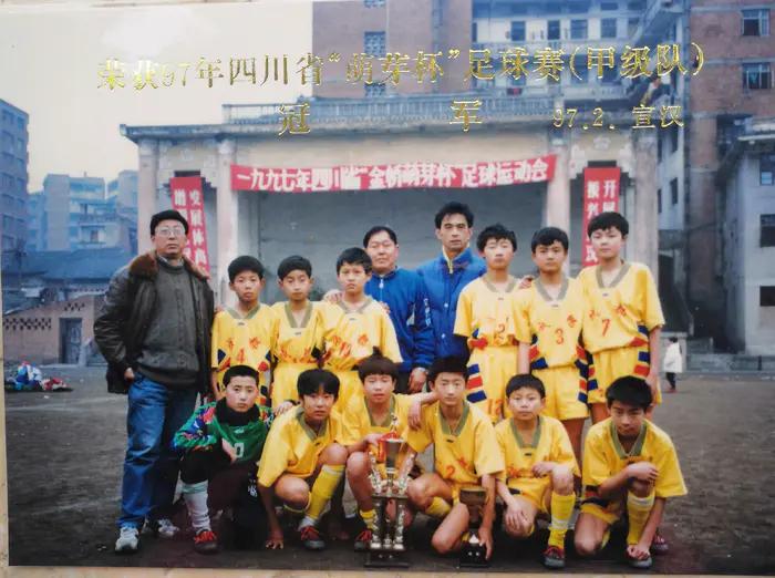 小孩儿在篮球场上踢足球,孩子体育场踢足球