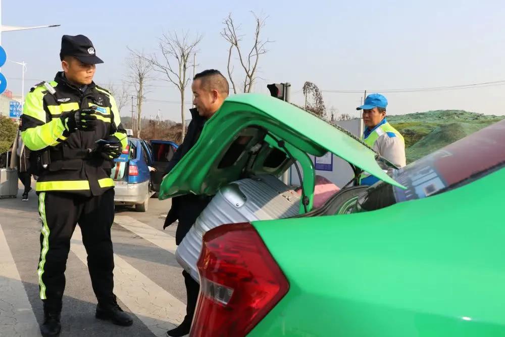 私家车拉货摆摊犯法吗,私家车摆摊交警会查吗