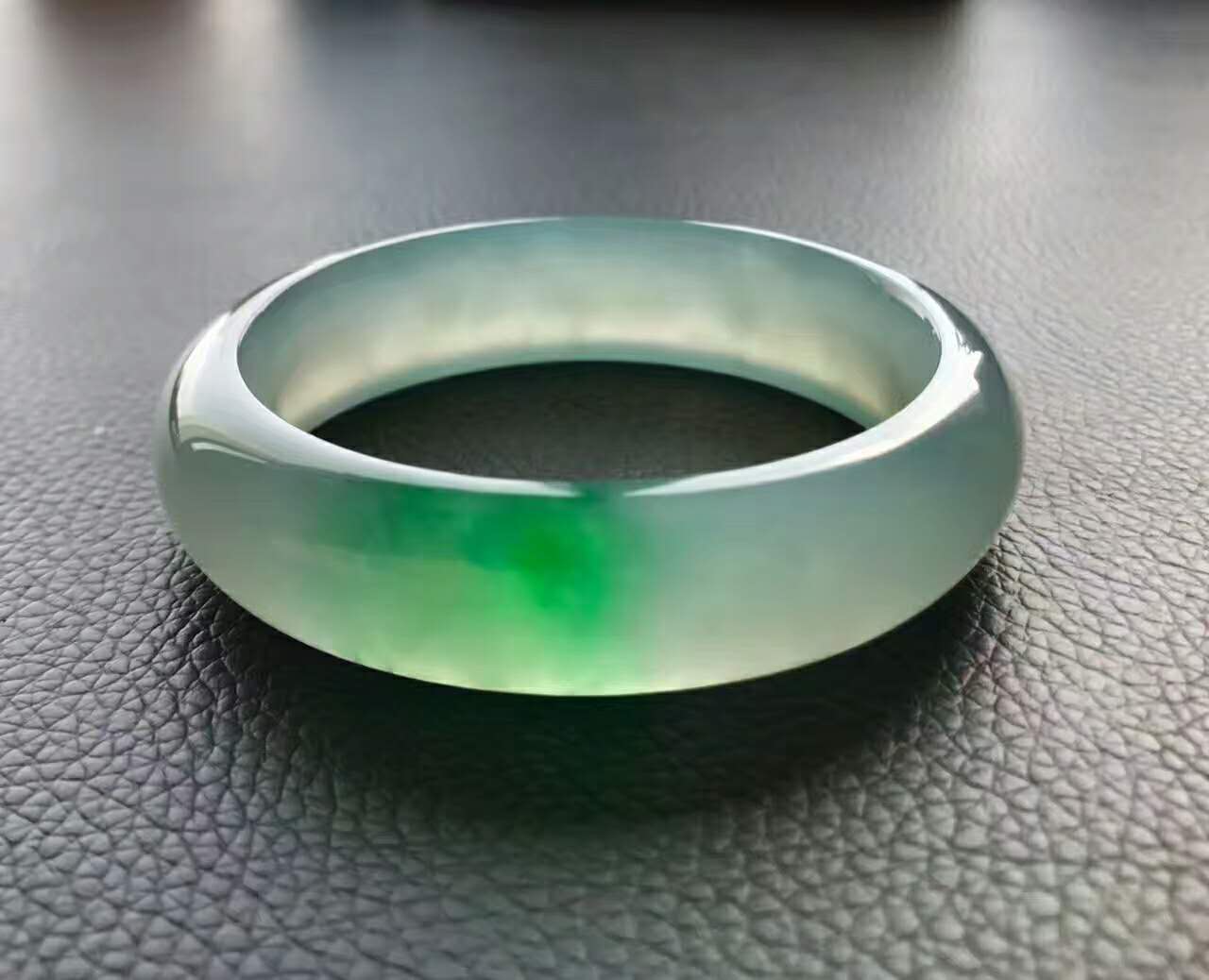 翡翠手镯怎么戴最好看,翡翠手镯会越戴越润吗