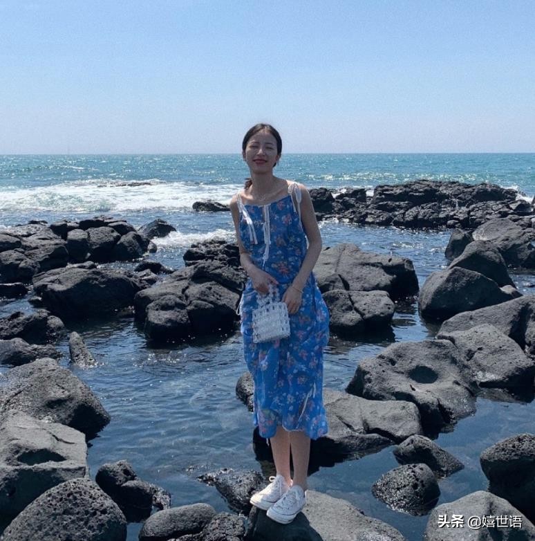 周雨彤穿板鞋图片,周雨彤spell牛仔裤穿搭