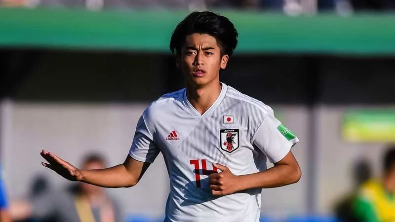 日本18岁足球天才学完驾照先做一件事他对于足球的执着无人能比