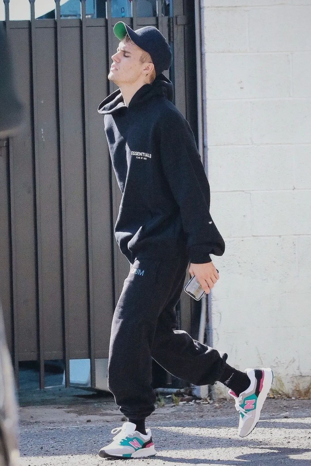 束脚裤的四种穿法,运动鞋束脚裤怎么搭配外套