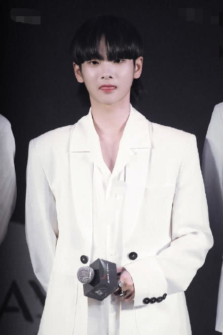 周震南穿7500大牌花衬衣，用红胶带遮盖敏感图案被赞太可爱了